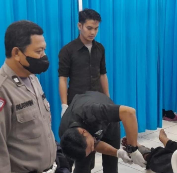 Warga Pemalang Dilarikan ke RS Karya Husada Setelah Motornya Terjungkal Melindas Lubang Jalan di Flyover Cikampek 1 Petugas mengantar Warga Pemalang korban kecelakaan lubang jalan di Flyover Cikampek ke RS Karya Husada. (XJabar)