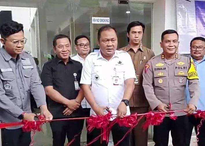 Bupati Karawang Aep Syepuloah didampingi Wabup Maslani meresmikan MPP Cikampek. (XJabar)