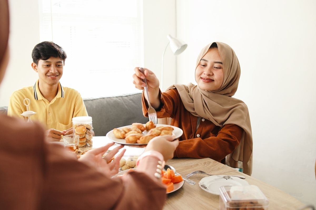 Masih banyak salah kaprah saat buka puasa yang dipercaya masyarakat selama bulan Ramadhan, terutama terkait jenis makanan yang sebaiknya dikonsumsi setelah seharian menahan lapar dan haus.