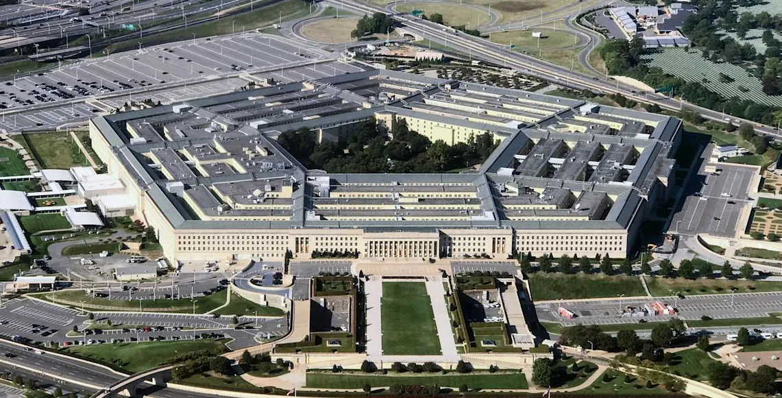Google Gemini masuk ke Pentagon setelah raksasa teknologi tersebut meluncurkan agen kecerdasan buatan untuk digunakan oleh jutaan pegawai sipil dan militer di Departemen Pertahanan Amerika Serikat.