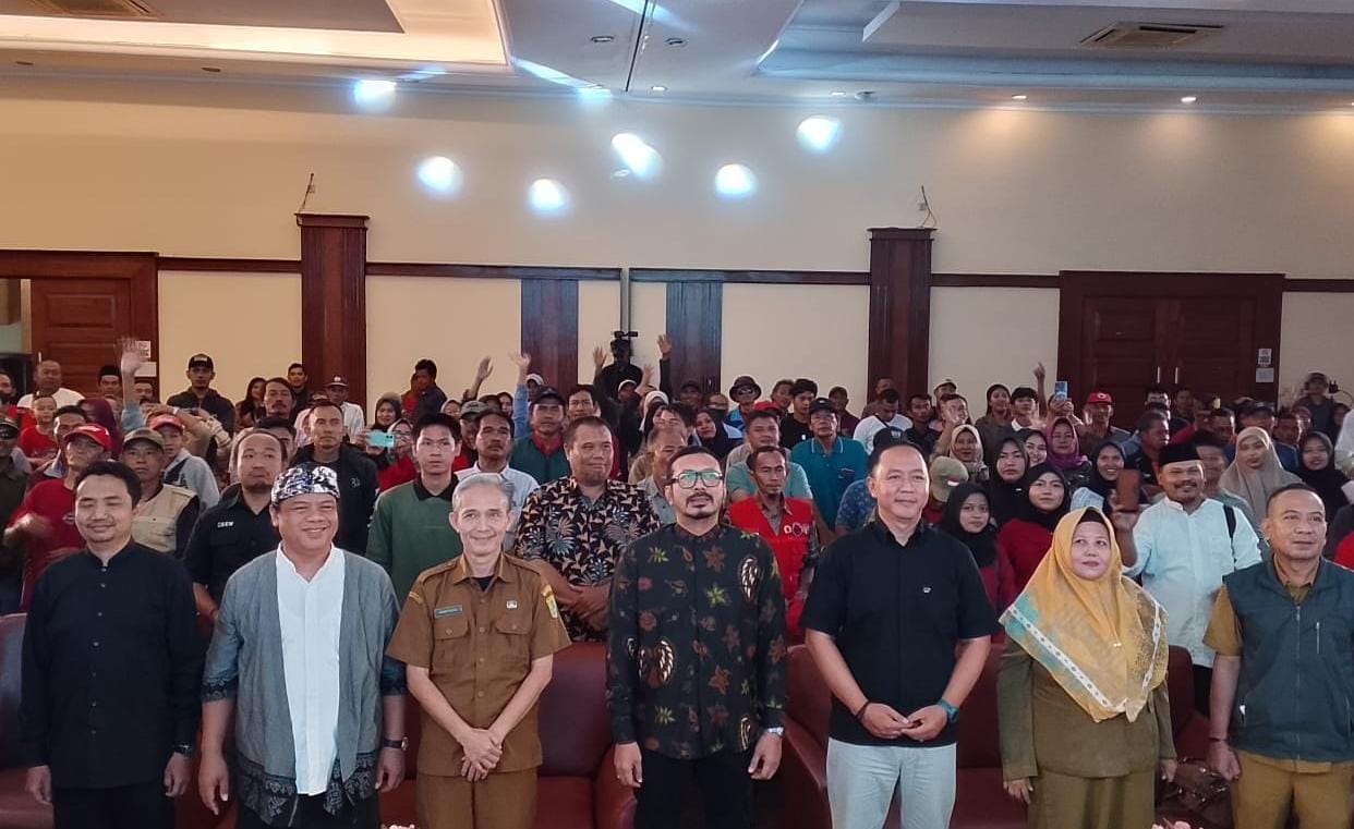 Foto bersama usai kegiatan penguatan ketahanan sosial yang digelar Bakesbangpol Jabar di Karawang. (Ist)
