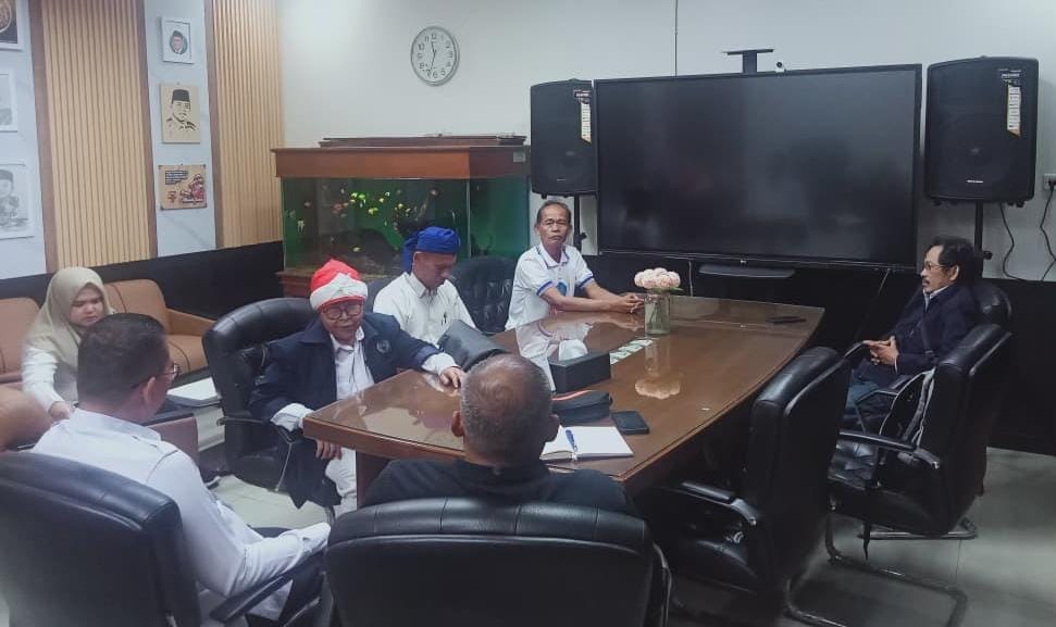 Ketua IPJI Jabar Ai Mulyani (tiga kanan) diskusi bersama Ketua DPRD Kota Cimahi Wahyu Widyatmoko dan Sekwan Budi Raharja, terkait kemitraan media. (Istimewa)