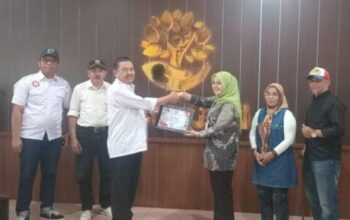 JMI dan MPAI menyerahkan piagam penghargaan kepada Kepala Perum Perhutani Jawa Barat dan Banten, diterima Kepala Hubungan Masyarakat Miranti. (Ist)