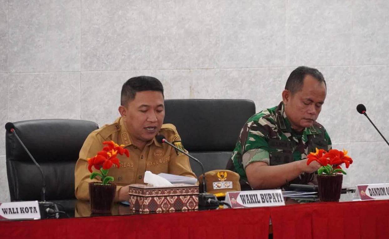 Bupati Asep Japar saat pimpin rapat dinas perintahkan Camat beri pelayanan optimal menjelang lebaran sampai lebaran. (Prima Arno Meidiandi/XJabar)