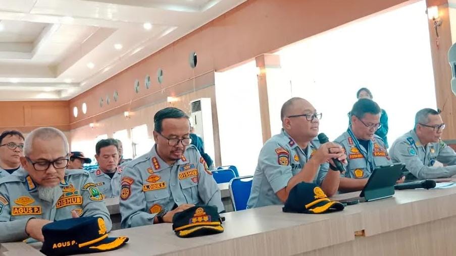 Kepala Dinas Perhubungan Jawa Barat Dhani Gumelar memberikan keterangan pers terkait arus mudik lebaran 2026. (Ist)