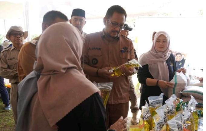 Bupati Sukabumi Asep Japar mengunjungi stan minyak goreng murah usai pembukaan bazar ramadan. (Prima Arno Meidiandi/XJabar)
