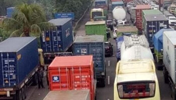 Kecuali Bawa Sembako dan Bahan Bakar Truk Dilarang Melintas di Karawang Mulai 13 Maret