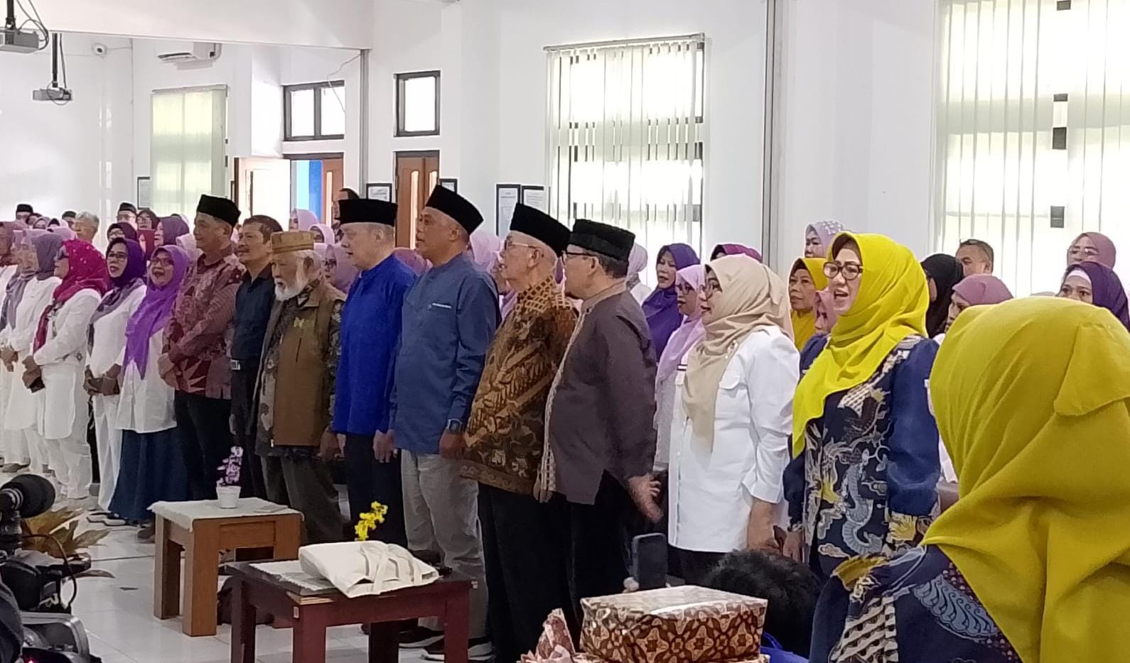 Foto bersama usai grand launching Madrasah Husnul Khotimah di Cimahi. (XJabar)