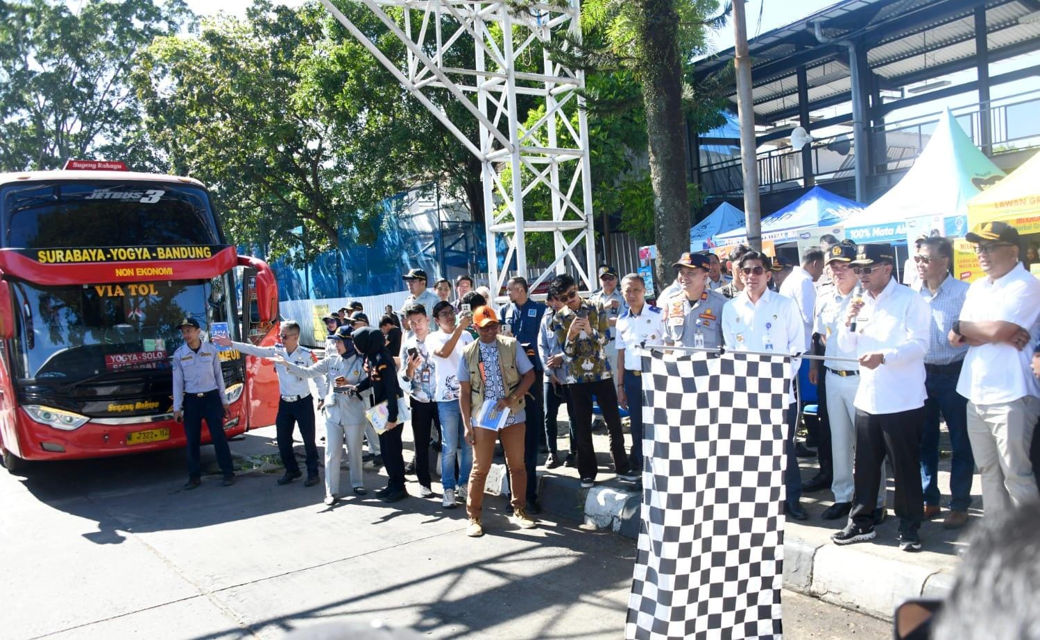 Wagub Erwan Setiawan melepas 3000 peserta mudik gratis di Terminal Leuwipanjang. (istimewa)