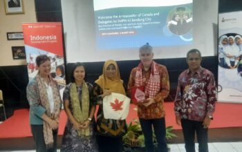 Dubes Kanada Jess Dutton foto bersama disela kunjungan kerjanya di Bandung. (istimewa)