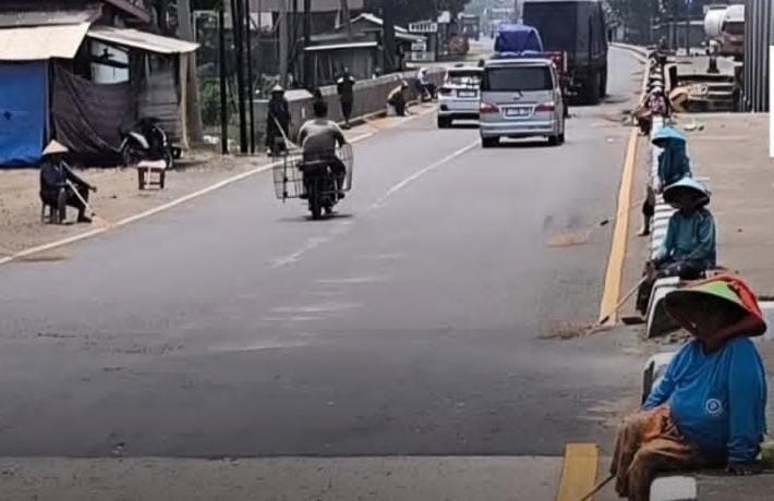 Gubernur Jabar Dedi Mulyadi menggaji para pencari coin di Jawa Barat Rp 50 ribu untuk menghentikan aktivitasnya selama momen lebaran. (Ist)