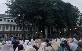 Farhan Ajak Warga Bandung Tingkatkan Kepedulian Sosial Lewat Zakat, Infak dan Sedekah 5 Ribuan jamaah salat idulfitri di Balai Kota Bandung. (Ist)