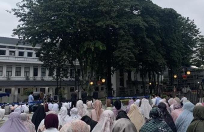 Farhan Ajak Warga Bandung Tingkatkan Kepedulian Sosial Lewat Zakat, Infak dan Sedekah 1 Ribuan jamaah salat idulfitri di Balai Kota Bandung. (Ist)