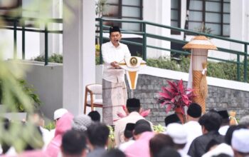 KDM Mohon Maaf kepada Warga Jabar di Momen Idulfitri 1447 H di Gedung Sate 3 Momentum Gubernur Jabar Dedi Mulyadi mohon maaf kepada warga Jabar saat salat idulfitri di Halaman Gedung Sate, Bandung. (Foto: Humas Jabar)