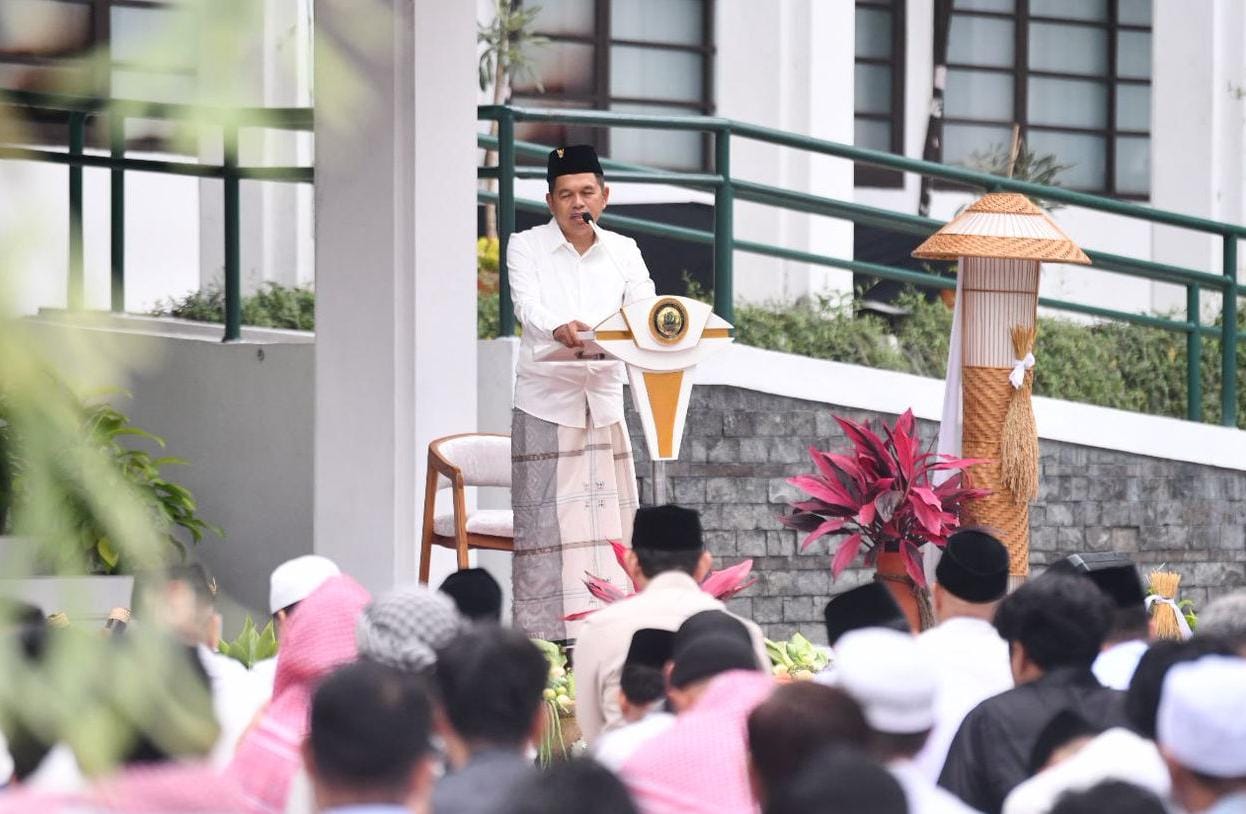 KDM Mohon Maaf kepada Warga Jabar di Momen Idulfitri 1447 H di Gedung Sate 1 Momentum Gubernur Jabar Dedi Mulyadi mohon maaf kepada warga Jabar saat salat idulfitri di Halaman Gedung Sate, Bandung. (Foto: Humas Jabar)