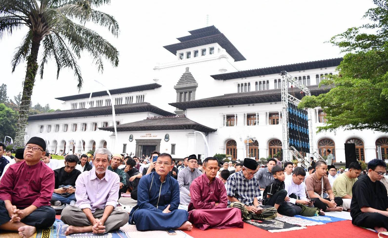 Pencapaian Zakat, Infak dan Sedekah di Jawa Barat Tembus Rp 1 Triliun 1 Momen salat idulfitri 1447 Hijriah di Gedung Sate Bandung. (Ist)