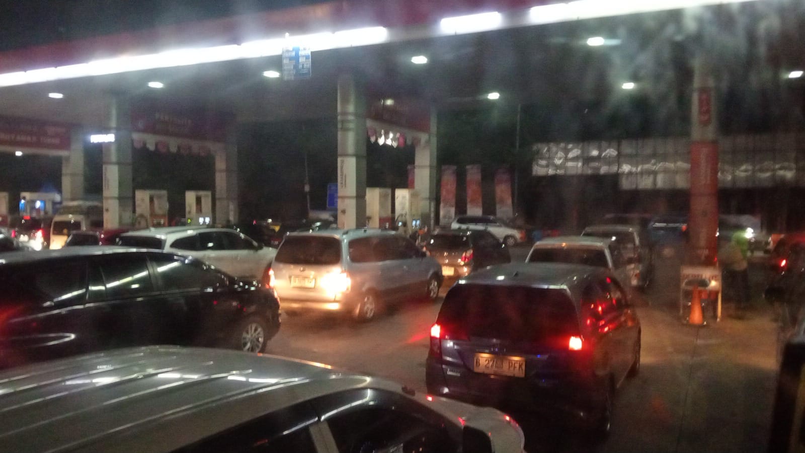 Kondisi SPBU Rest Area KM 62 Karawang padat dan lancar. (Ist)