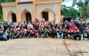Komunitas motor BTC Bandung Barat ( Baraya Touring Community) foto bersama usai mengaspal di wisata alam Geopark Ciletuh Sukabumi. (Chandra/XJabar)