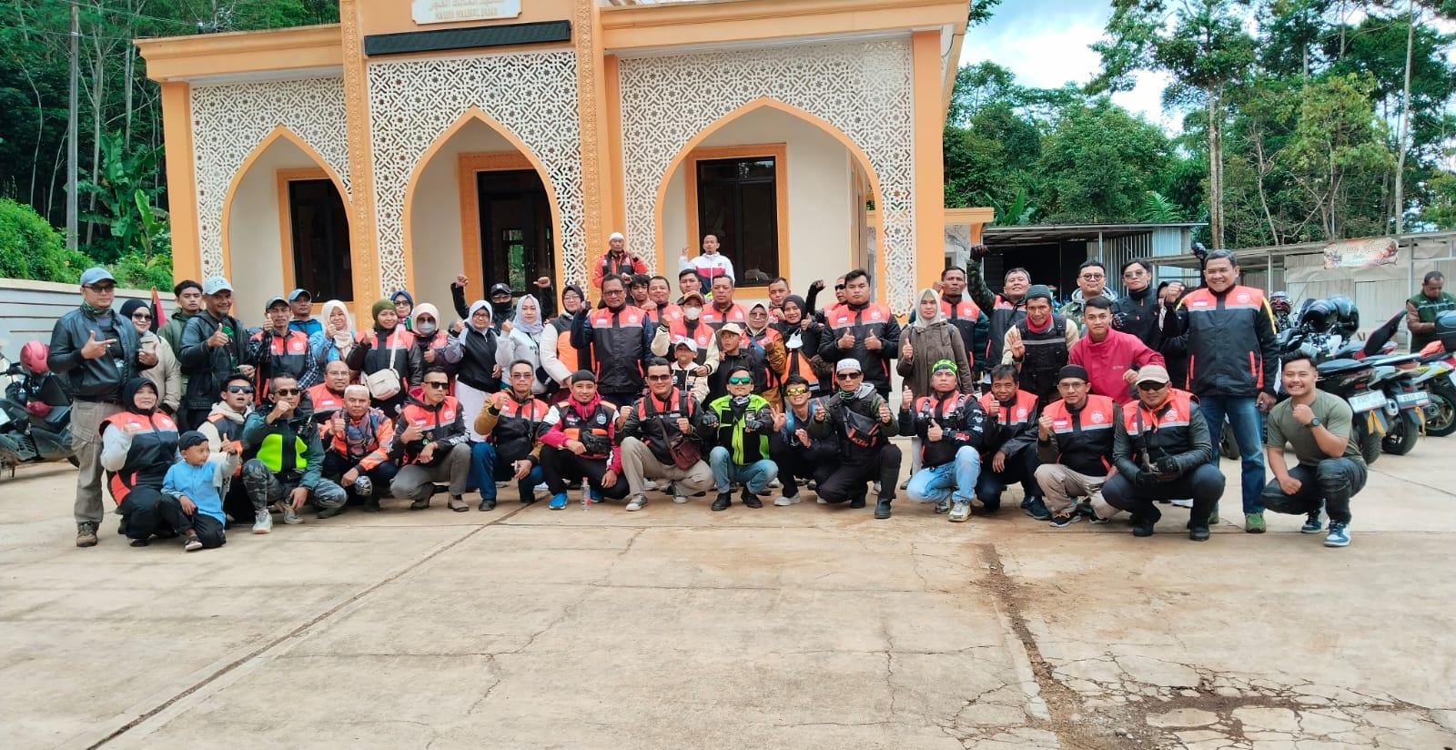 BTC Bandung Barat Taklukkan Ciletuh dengan Misi Kemanusiaan dan Solidaritas Tinggi 1 Komunitas motor BTC Bandung Barat ( Baraya Touring Community) foto bersama usai mengaspal di wisata alam Geopark Ciletuh Sukabumi. (Chandra/XJabar)