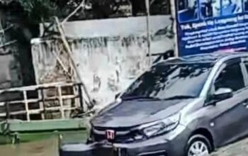Mobil yang terserat arus limpasan Sungai Ciputri terhenti setelah menabrak pagar di pinggir jalan Mahar Martanegara. (Istimewa)