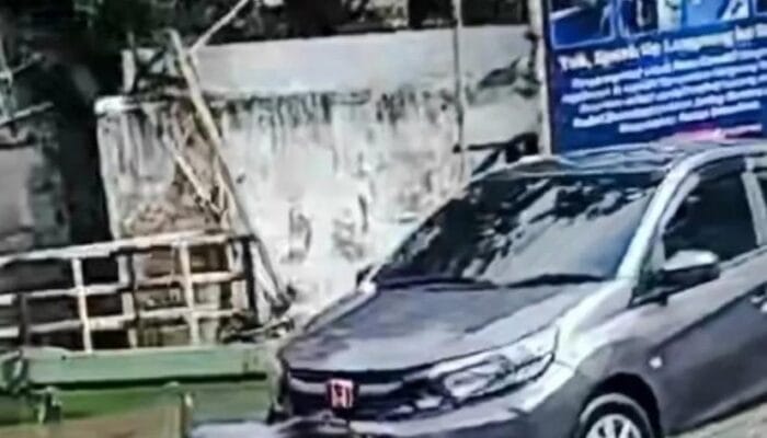 Jalur Penghubung Cimahi – Bandung Lumpuh Akibat Banjir Dadakan di Jalan Mahar Martanegara