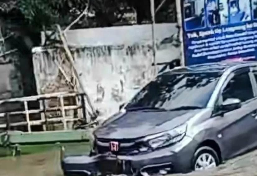 Jalur Penghubung Cimahi - Bandung Lumpuh Akibat Banjir Dadakan di Jalan Mahar Martanegara 1 Mobil yang terserat arus limpasan Sungai Ciputri terhenti setelah menabrak pagar di pinggir jalan Mahar Martanegara. (Istimewa)