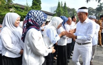 WFH Tiap Kamis di Pemprov Jabar Dinilai Efektif, Dedi Mulyadi: Fokus ke Hasil Bukan Absensi 3 Gubernur Dedi Mulyadi silaturahmi dengan pegawai Pemda dan para kepala daerah Sejawa Barat di Gedung Sate. (Istimewa)