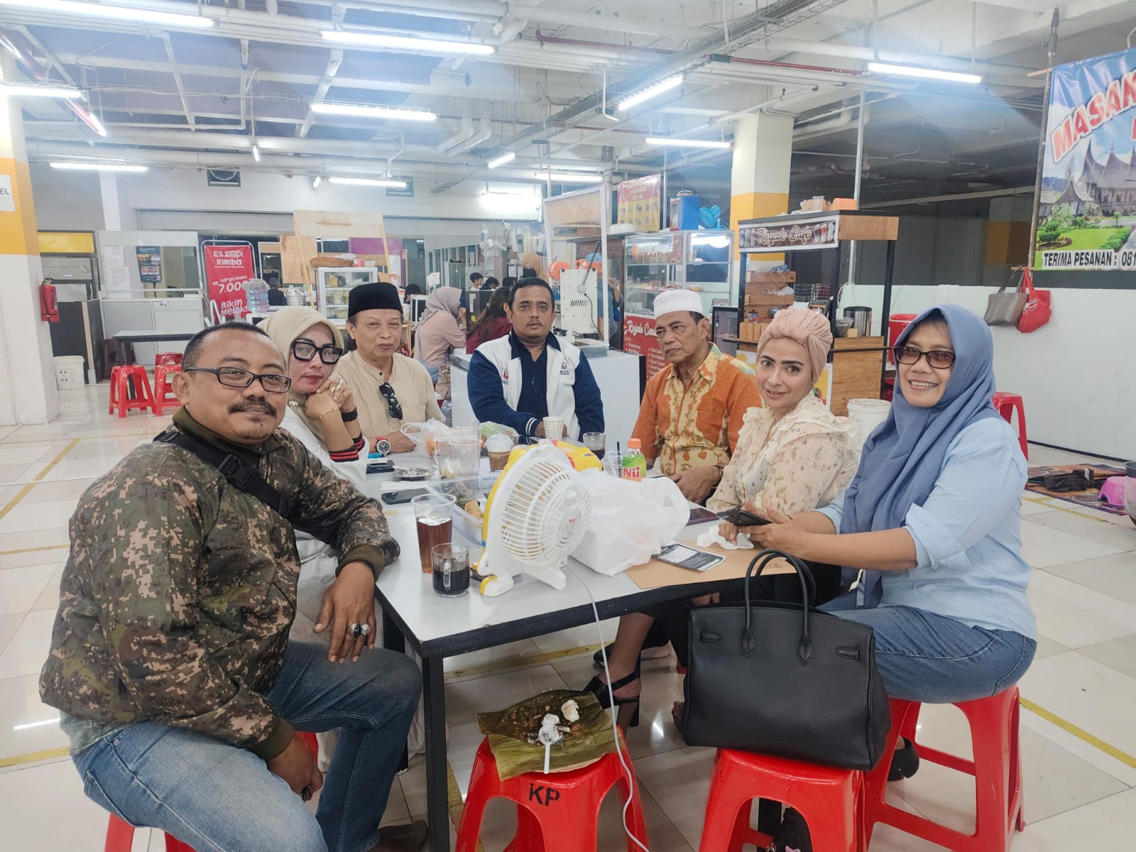 Ketum MIO Indonesia AYS Prayogi (pake peci) rapat persiapan santunan anak yatim sekaligus buka puasa bersama. (Mio Indonesia)