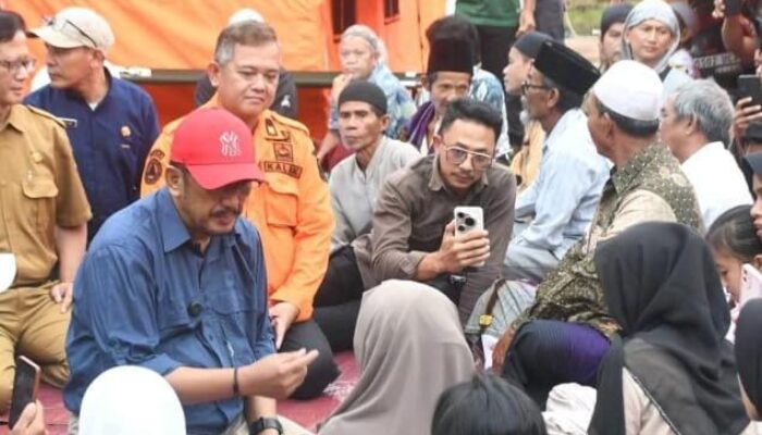 Bupati Asjap Serahkan Tabungan Rp 3 Juta Korban Pergerakan Tanah di Bantargadung saat Buka Bersama