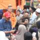 Bupati Asep Japar buka puasa bersama penyintas pergerakan tanah di Bantargadung sambil menyerahkan bantuan Rp 3 juta kepada warga. (Prima Arno Meidiandi/XJabar)