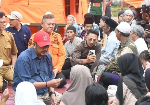Bupati Asep Japar buka puasa bersama penyintas pergerakan tanah di Bantargadung sambil menyerahkan bantuan Rp 3 juta kepada warga. (Prima Arno Meidiandi/XJabar)