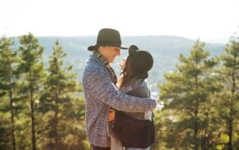 7 Ciri Orang yang Aman Secara Emosional Menurut Ahli