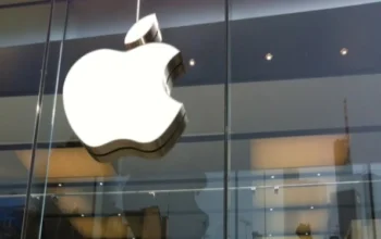 Tim Cook mundur setelah 15 tahun pimpin Apple. Valuasi melonjak dari $350 miliar ke $4 triliun. Ini warisan, kesalahan, dan apa yang ia tinggalkan untuk John Ternus.