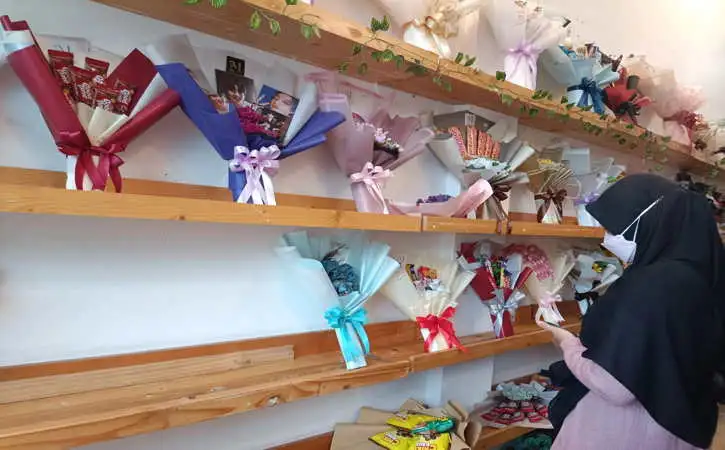 Bisnis buket di sekitar Unnes Semarang makin marak. Buket Thumbelina jadi primadona dengan harga Rp150–200 ribu, omzet toko capai Rp8 juta per bulan.