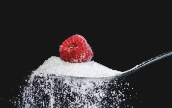 Gula tersembunyi dalam granola bar, yogurt, hingga saus salad bisa melampaui batas aman harian. Ahli diet dan nutrisi jelaskan cara mengurangi konsumsi gula secara bertahap.