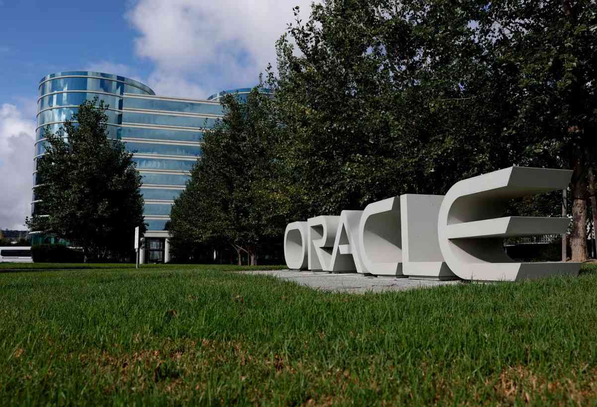 Gelombang PHK Oracle Mengguncang Industri, Ribuan Karyawan Terdampak Investasi AI 1 PHK Oracle menjadi perhatian publik setelah laporan menyebut ribuan karyawan perusahaan teknologi raksasa tersebut diberhentikan secara mendadak, bahkan sebagian menerima pemberitahuan pada pagi hari melalui email.