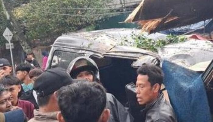 Pengendara Mobil Tewas Tertimpa Pohon Tumbang di Bandung, Sempat Dilarikan ke Rumah Sakit