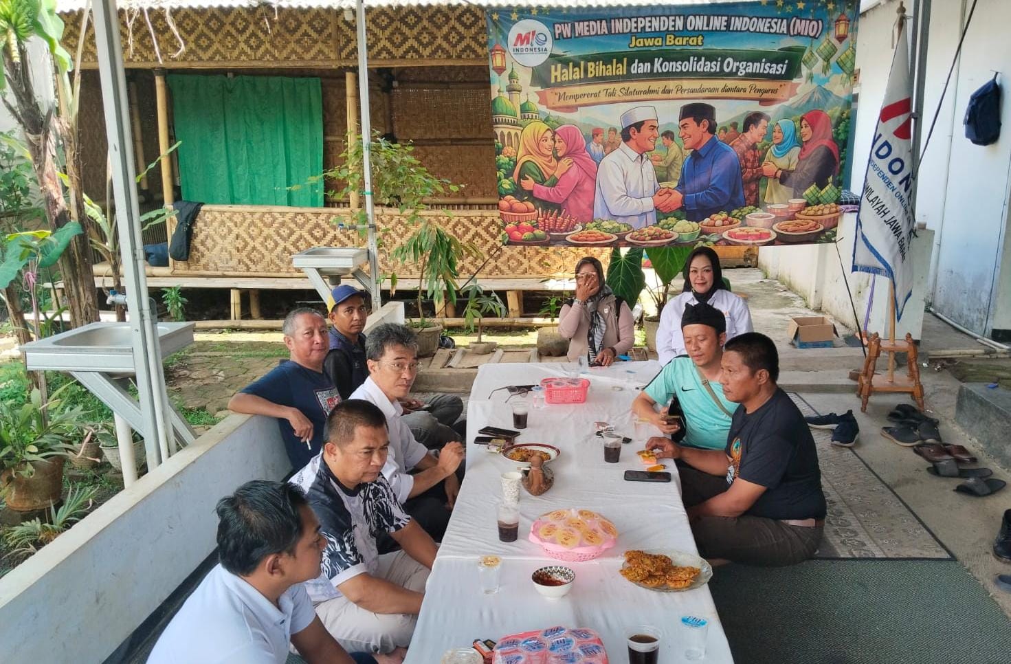 PW MIO Jabar Halal Bihalal Sekaligus Konsolidasi di Cimahi 1 Pengurus Inti MIO Indonesia Provinsi Jawa Barat, foto bersama sesaat halal bihalal, di Cimahi. (Humas MIO Jabar)