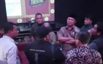 Sidak Theatre Night Mart (TNM) Karawang yang dilakukan tim gabungan Satpol PP melibatkan unsur masyarakat.