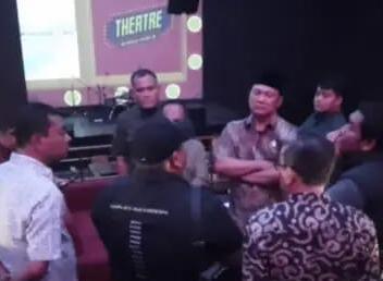 Sidak Theatre Night Mart (TNM) Karawang yang dilakukan tim gabungan Satpol PP melibatkan unsur masyarakat.
