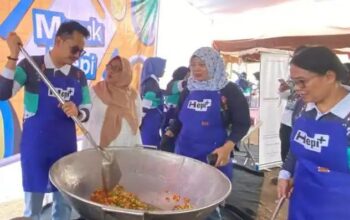 Wakil Wali Kota Cimahi Adhitia Yudisthira memberi edukasi tentang food waste di Keluarahan Cimahi. (Ist)