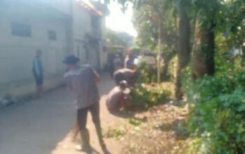 Aksi bersih lingkungan dikemas dalam kegiatan Sasapu di Kiaracondong melibat warga enam lingkungan. (Ist)