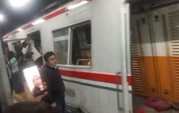Gerbong kereta api commuter line yang diseruduk Argo Bromo Anggrek tampak ringsek. (Ist)