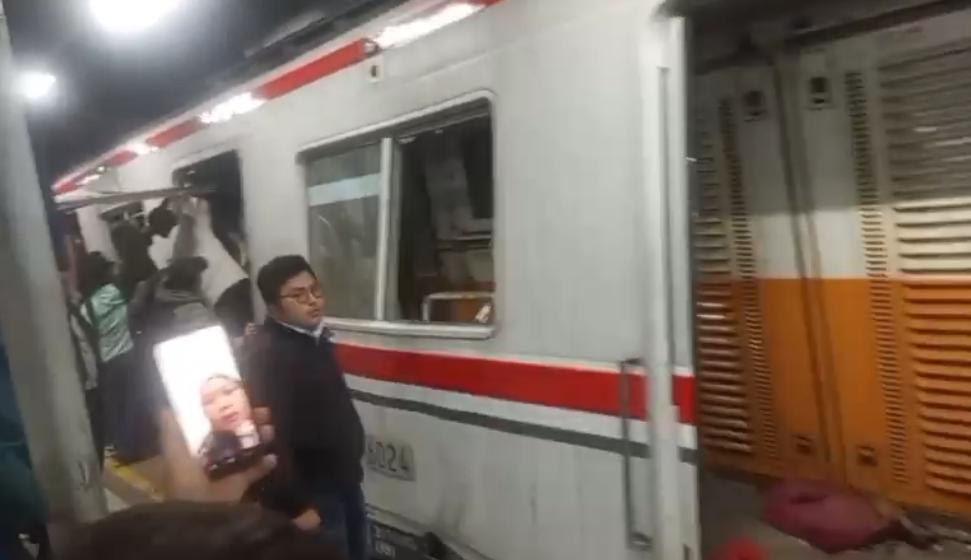 Gerbong kereta api commuter line yang diseruduk Argo Bromo Anggrek tampak ringsek. (Ist)