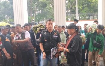 Ketua Umum KTC Achmad Suhaimi (depan kanan) didampingi Kuasa hukum Kerukunan Tani Cimande (KTC) Pahala Manurung, S.H.,M.H, disela-sela aksi di PTUN Bandung. (Ist)