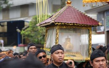 Kirab Mahkota Binokasih sarat filosofi kehidupan adiluhung yang diturunkan turun temurun bagi masyarakat Sunda. (dok humas pemprov)