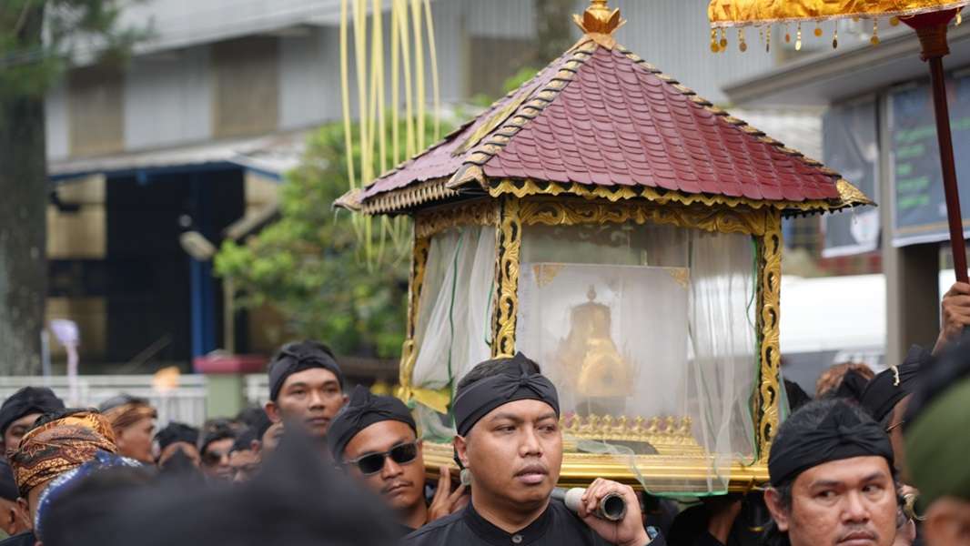 Kirab Mahkota Binokasih sarat filosofi kehidupan adiluhung yang diturunkan turun temurun bagi masyarakat Sunda. (dok humas pemprov)