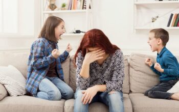 4 Strategi Ampuh Hentikan Siklus Bertengkar Kakak Adik Tanpa Pilih Kasih