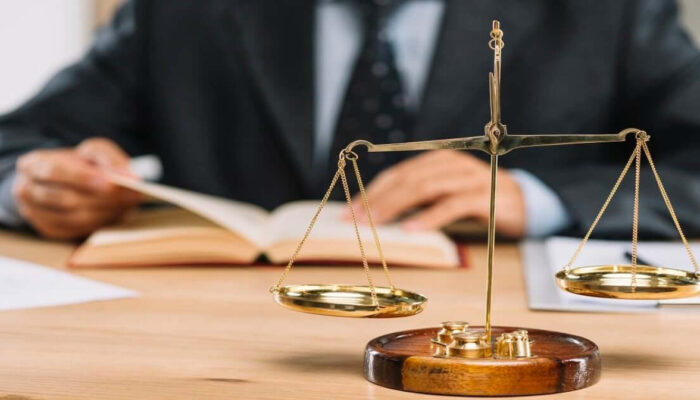 Hukum di Persimpangan AI: Antara Kehilangan Pekerjaan dan Peluang Karier Baru