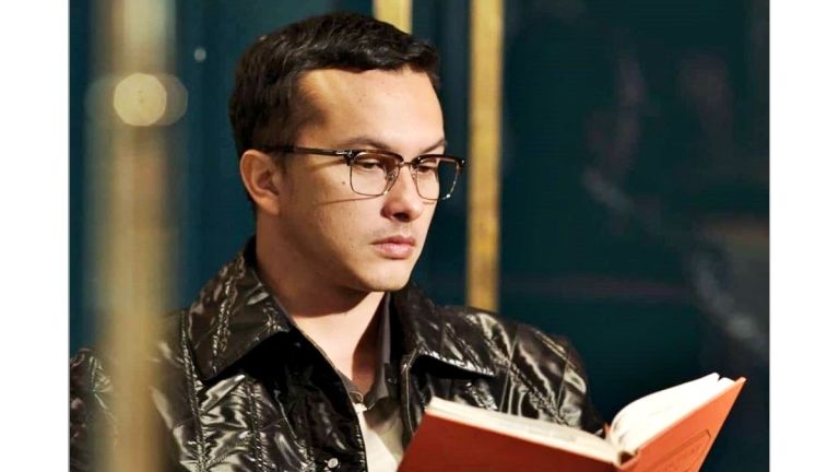 Nicholas Saputra, salah satu dari 15 artis lulusan Universitas Indonesia dari berbagai generasi yang buktikan pendidikan dan karier bisa berjalan beriringan.